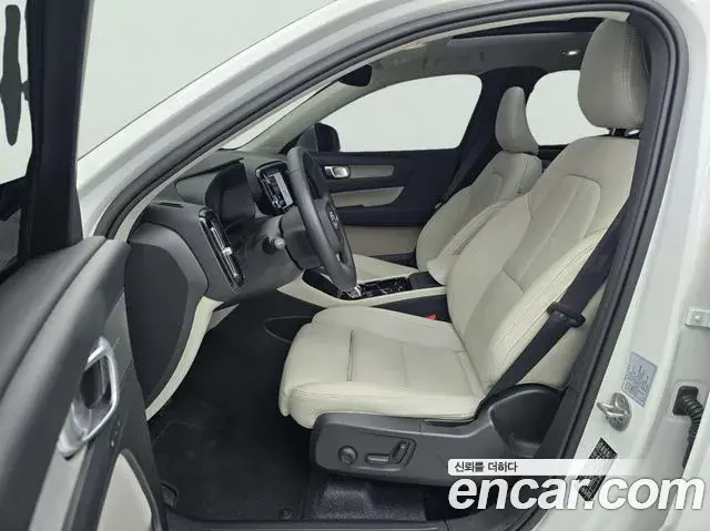 Volvo XC40 2022 — Photo 7/17