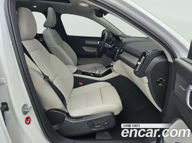 Volvo XC40 2022 — Photo 12/17