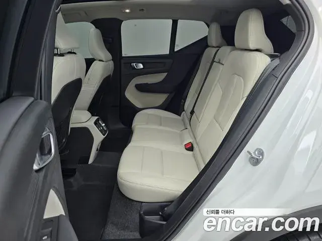 Volvo XC40 2022 — Photo 9/17