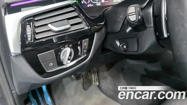 BMW 5 Series 2021 — Şəkil 13/34