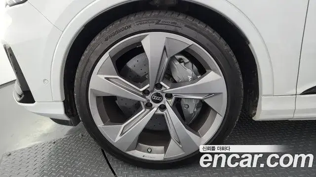 Audi SQ7 2023 — Photo 8/20