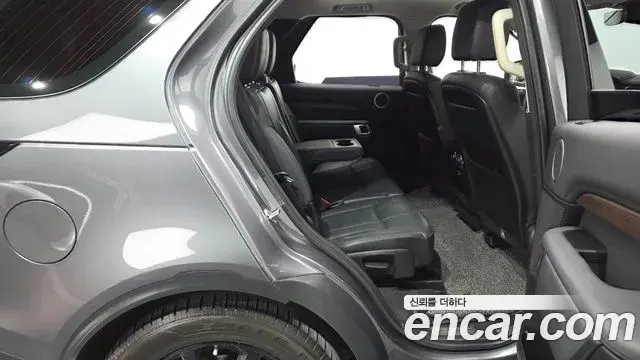 Land Rover Discovery 5 2018 — Photo 7/20