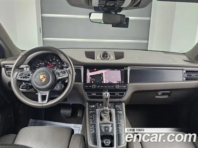 Porsche Macan 2021 — Photo 10/20