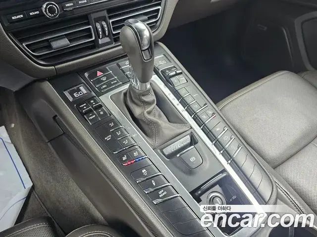 Porsche Macan 2021 — Photo 3/20