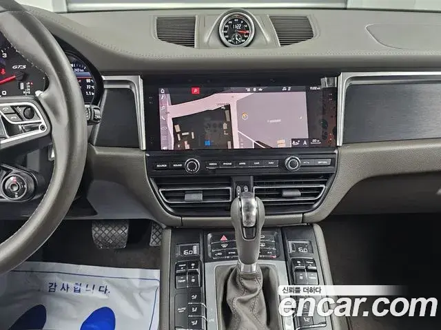 Porsche Macan 2021 — Photo 2/20