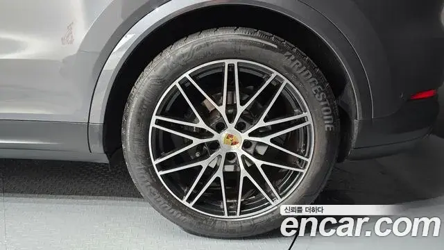 Porsche Cayenne 2024 — Photo 18/37