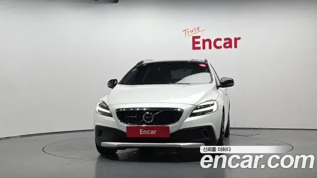 Volvo V40 Cross Country 2019 — ფოტო 15/20