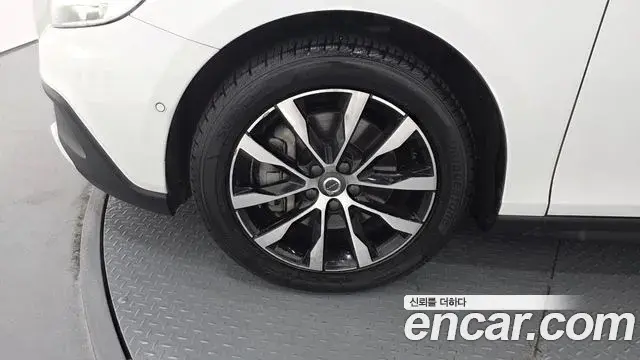 Volvo V40 Cross Country 2019 — ფოტო 5/20