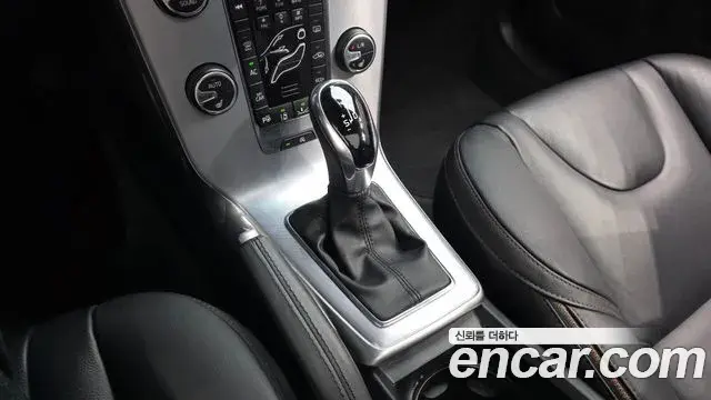 Volvo V40 Cross Country 2019 — ფოტო 12/20
