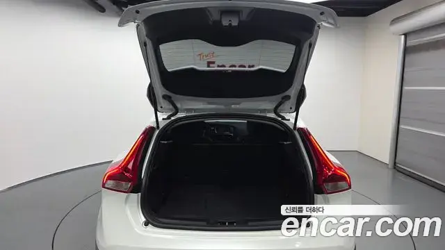 Volvo V40 Cross Country 2019 — ფოტო 6/20