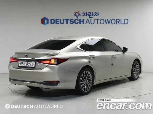 Lexus ES300h 2018 — Photo 18/20