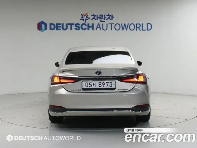 Lexus ES300h 2018 — Photo 10/20