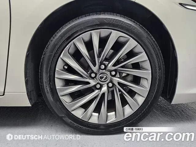 Lexus ES300h 2018 — Photo 12/20