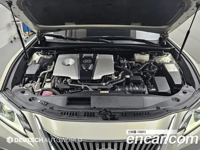 Lexus ES300h 2018 — Photo 16/20