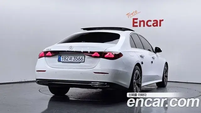 Mercedes-Benz E-Class 2025 — Photo 6/20