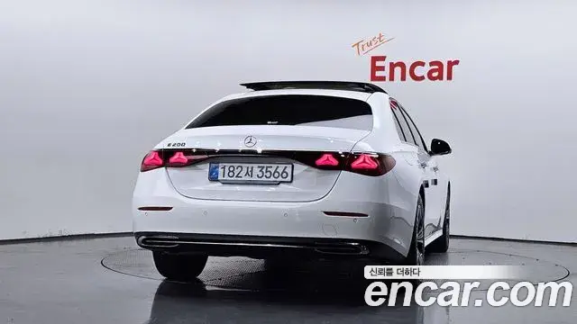 Mercedes-Benz E-Class 2025 — Photo 8/20