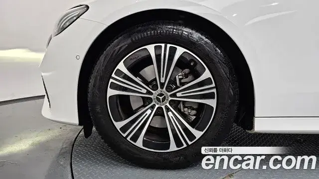 Mercedes-Benz E-Class 2025 — Photo 10/20