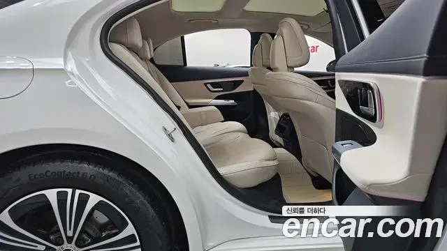 Mercedes-Benz E-Class 2025 — Photo 13/20