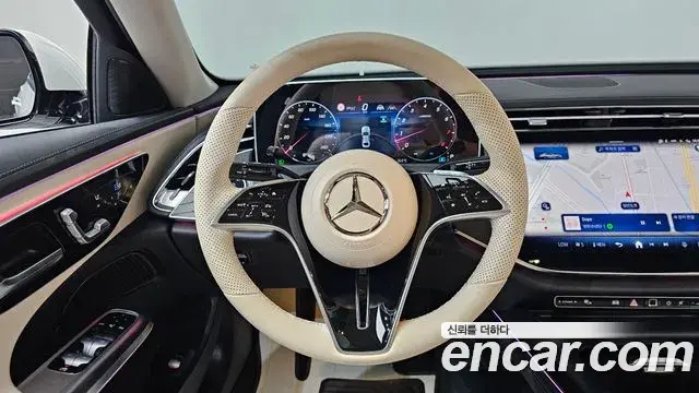 Mercedes-Benz E-Class 2025 — Photo 9/20