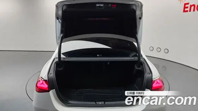Mercedes-Benz E-Class 2025 — Photo 17/20