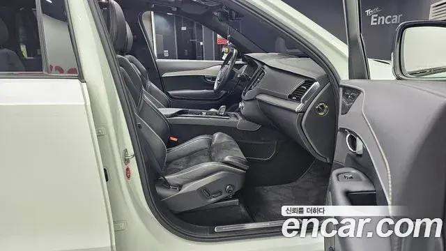 Volvo XC90 2020 — ფოტო 18/20