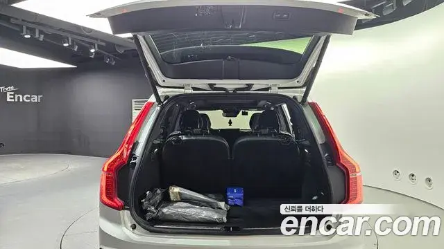 Volvo XC90 2020 — ფოტო 17/20