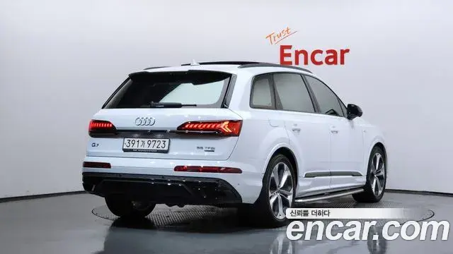 Audi Q7 2022 — Photo 7/20