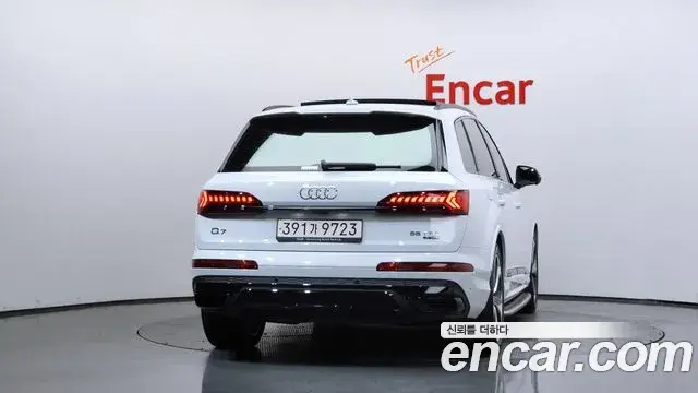 Audi Q7 2022 — Photo 2/20