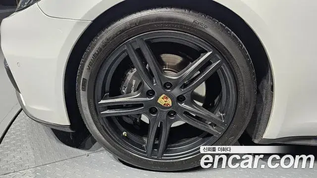 Porsche Panamera 2018 — ფოტო 13/37