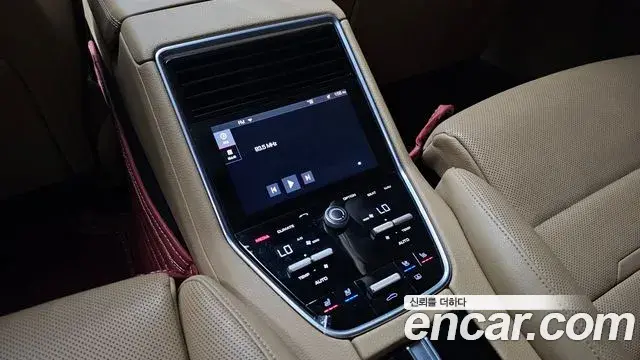 Porsche Panamera 2018 — ფოტო 23/37
