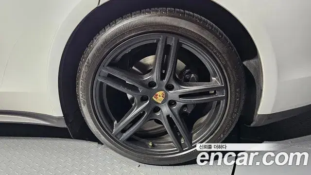 Porsche Panamera 2018 — ფოტო 31/37