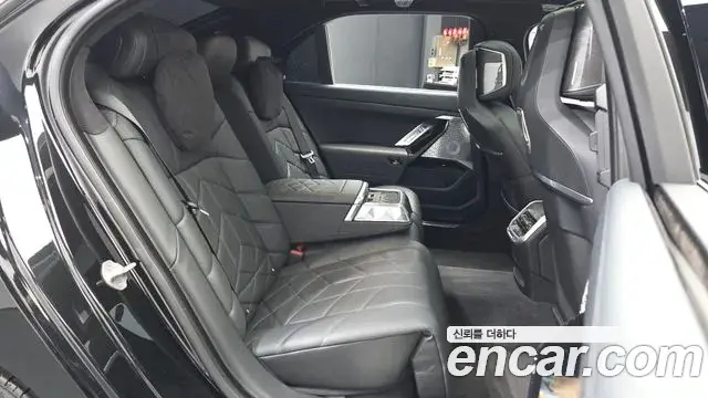 BMW 7 Series 2023 — Photo 13/34