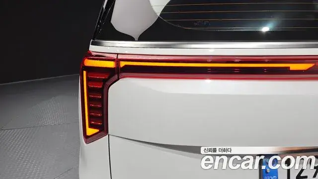 Kia Carnival 2023 — ფოტო 2/40