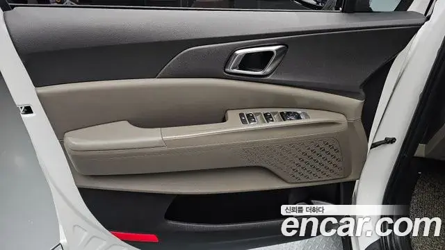 Kia Carnival 2023 — ფოტო 36/40