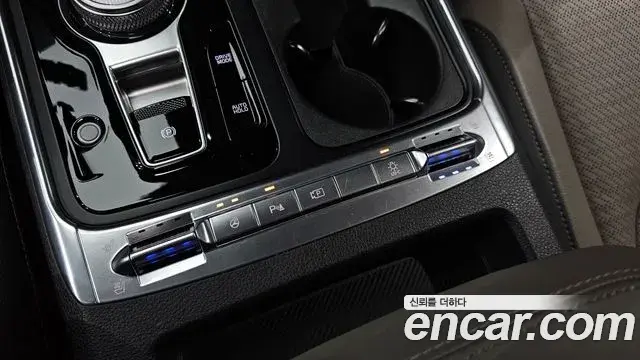 Kia Carnival 2023 — ფოტო 25/40