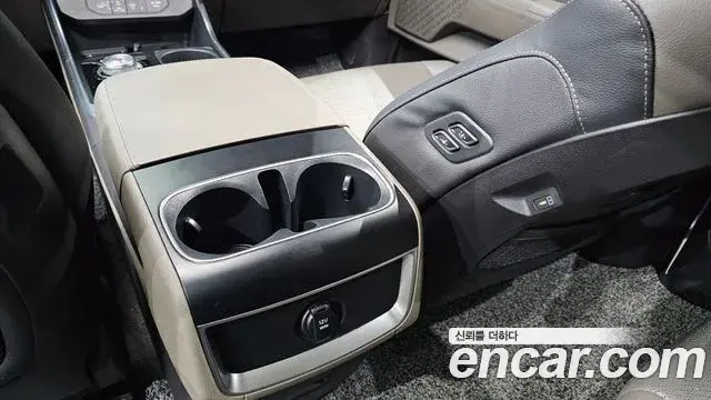 Kia Carnival 2023 — ფოტო 32/40