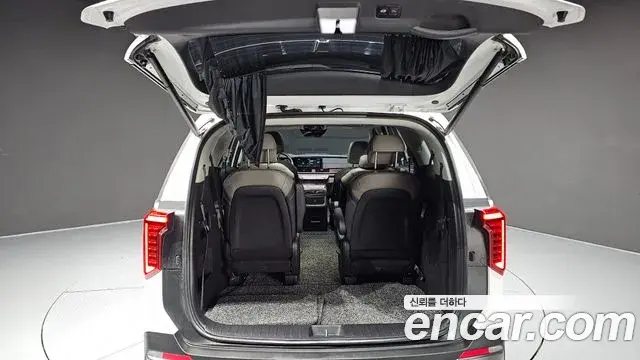 Kia Carnival 2023 — ფოტო 14/40