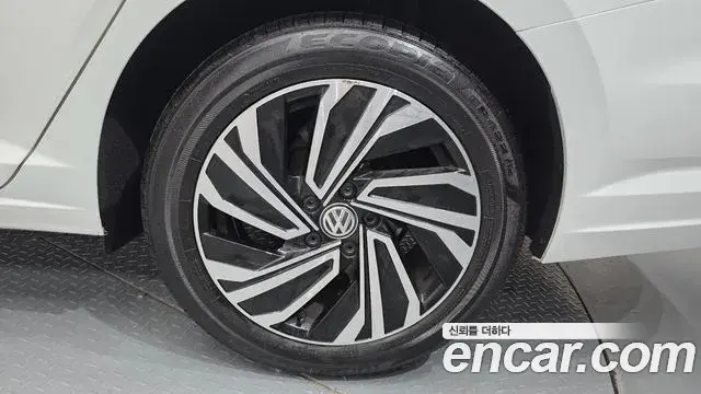 Volkswagen Jetta 2021 — ფოტო 23/31