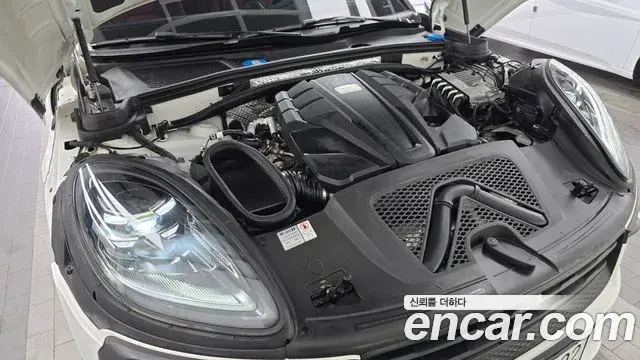 Porsche Macan 2022 — Şəkil 11/31