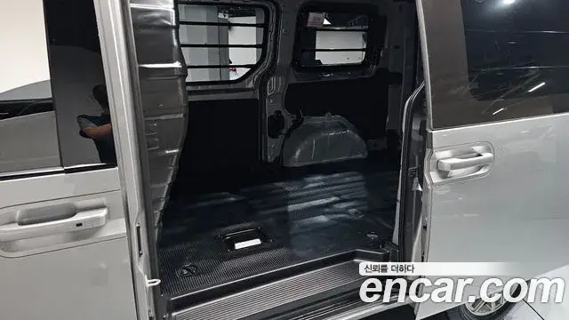 Hyundai Staria 2024 — Şəkil 17/31