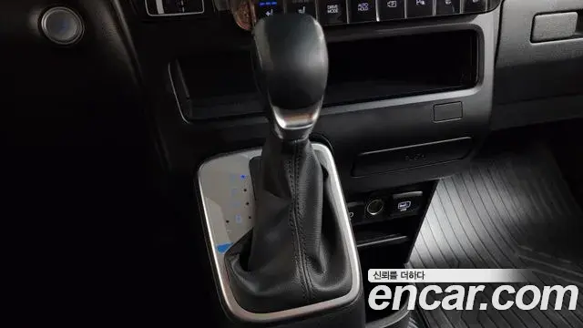 Hyundai Staria 2025 — Photo 7/20