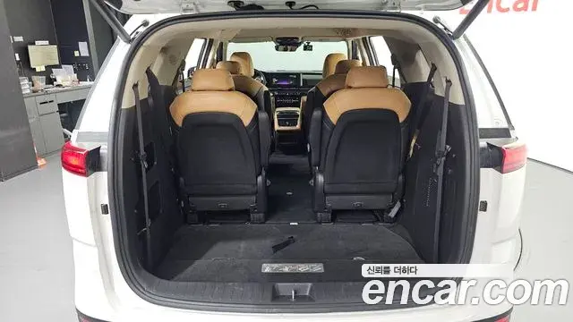 Kia Carnival 2023 — Photo 19/20