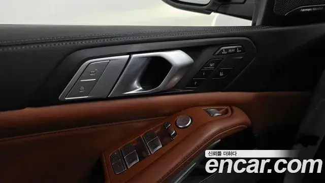 BMW X7 2020 — Photo 23/36