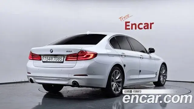 BMW 5 Series 2020 — ფოტო 28/33