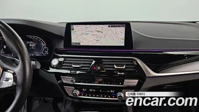 BMW 5 Series 2020 — ფოტო 27/33