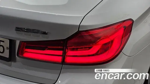 BMW 5 Series 2020 — ფოტო 24/33