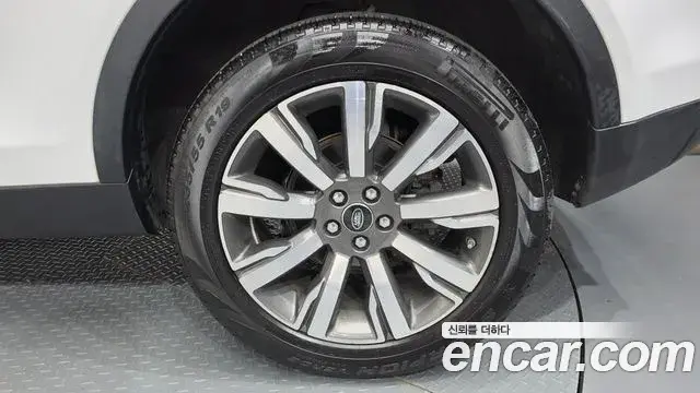Land Rover Discovery Sport 2019 — Photo 8/39