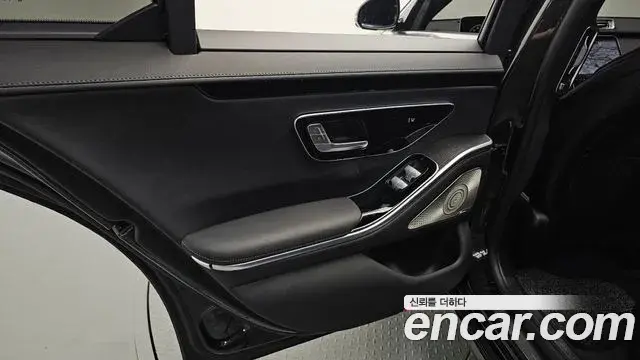 Mercedes-Benz S-Class 2022 — Photo 23/37
