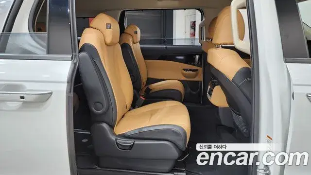 Kia Carnival 2021 — ფოტო 24/36