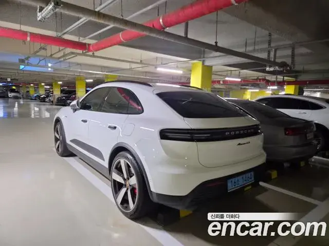 Porsche Macan EV 2025 — ფოტო 17/18
